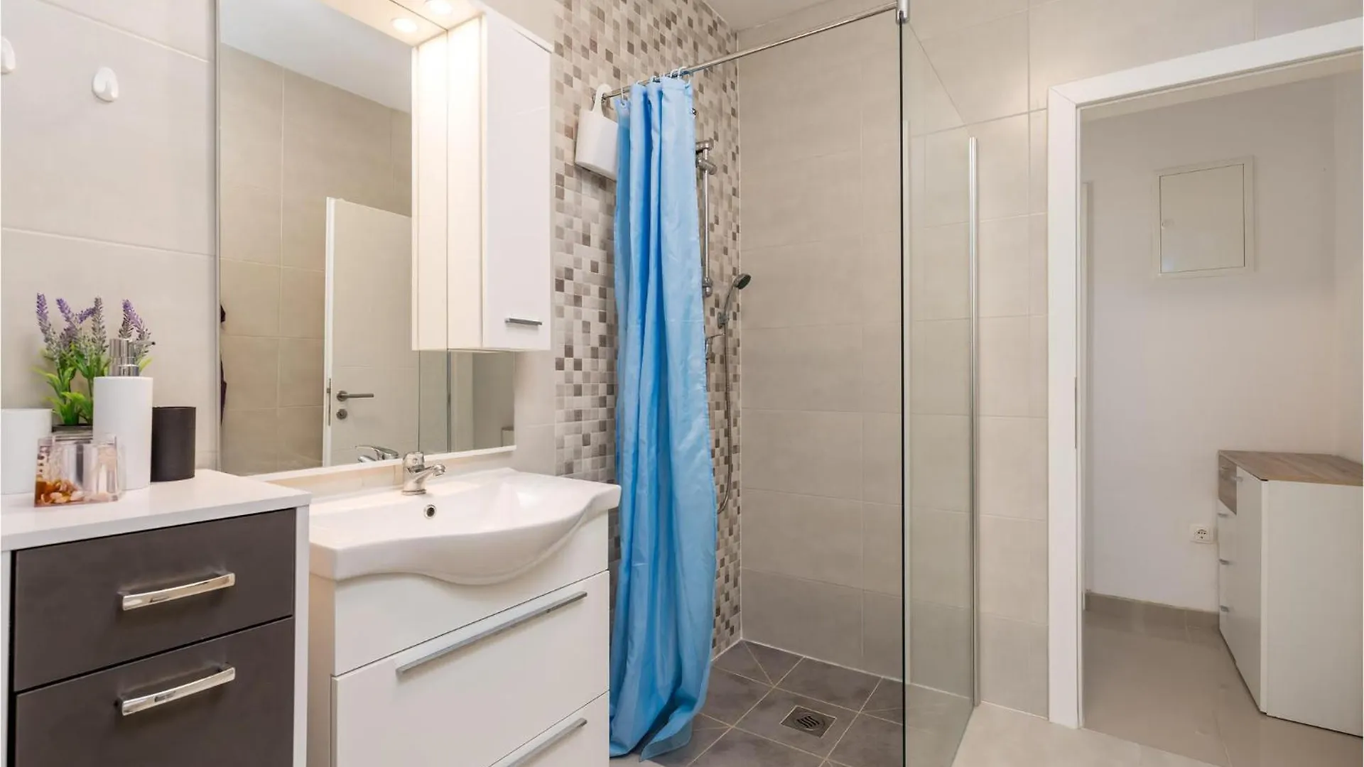 1 Bedroom Lovely Apartment In Vlasici 0*,